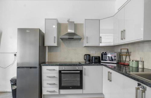 Modern 2 Bedroom House with 2 Ensuite and Free Parking - Photo 15