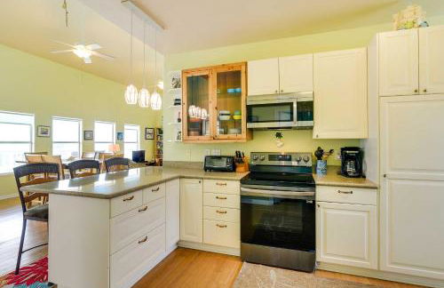 Walk to Crystal Beach! Family Retreat with Deck - Foto 10