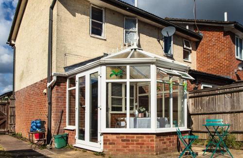 Cosy Homely House with Conservatory and Garden - Foto 8