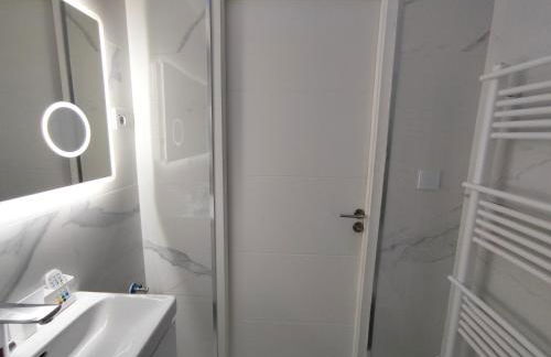 CinéLux - Appartement entier - Parking gratuit - Foto 9