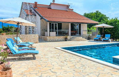 Holiday House Paula sa privatnim grijanim bazenom na mirnoj lokacija blizu mora - Foto 36