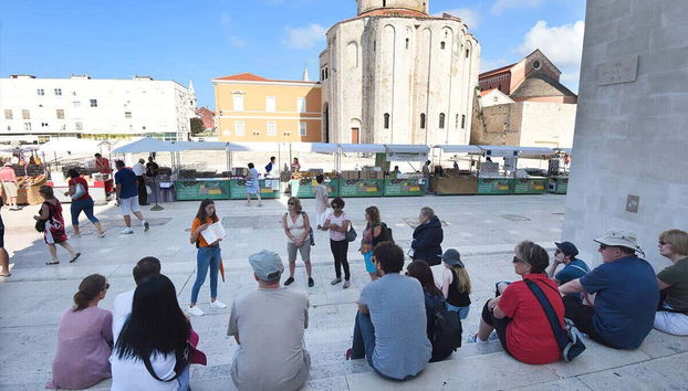 El grupo atendiendo a las explicaciones del guía