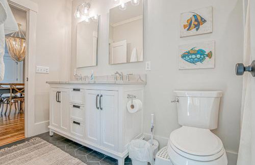 NEW LISTING Six Bedrooms - Private Dock - Steps to the Beach - Sleeps 14 - Foto 35