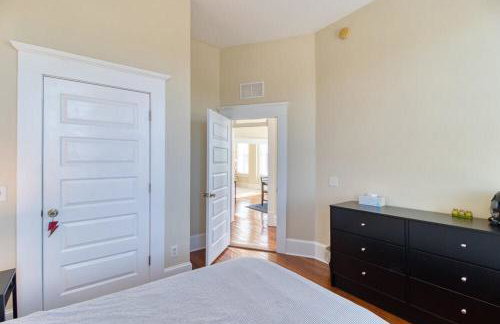 Open & Bright - 5 min drive to TIAA Bank field - Photo 10