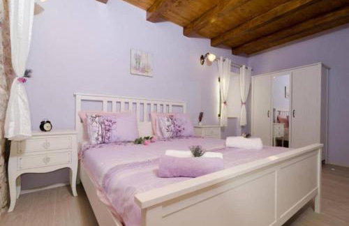 Breathtaking Scenic Villa with Pool - Photo 21