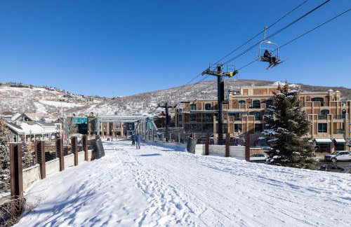 Ski in Ski out Main Street Balcony Hot Tub - Photo 3