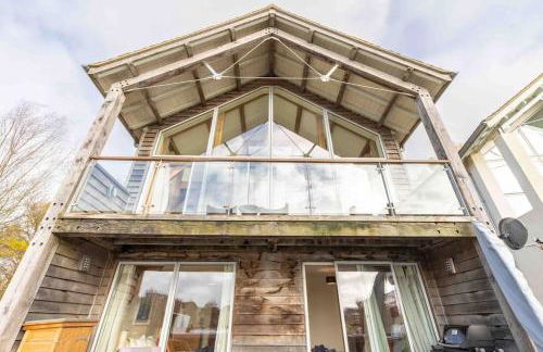 Lakeside Cotswolds Retreat with Private Hot Tub set on Lower Mill Estate - Photo 27