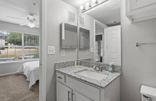 2BR Modern Hideaway near Downtown, Gated, Pool - Foto 3