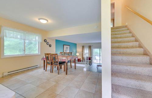 Lake George Townhome with Deck 2 Mi to The Outlets! - Foto 14