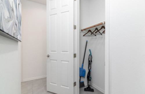 Stylish & Bright Gem ~ King/Queen Beds ~ Backyard! - Foto 29