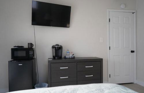 Chic 1 bedroom quiet and private side apt No shared area - Photo 15
