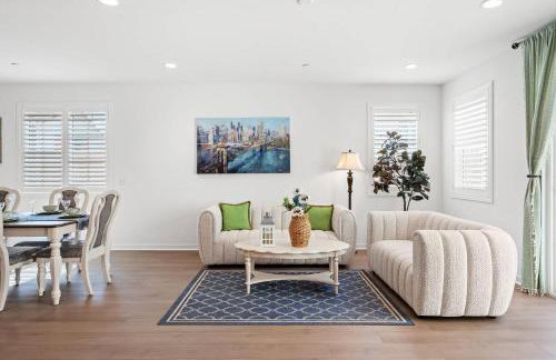 Spacious 5BR Getaway w Game Room & Modern Comfort - Photo 64