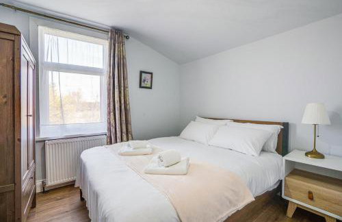 4BR Family Home, Garden, WiFi, 5mins to Elisabeth Line & 10min to Stratford - Foto 8