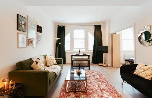 Central & Chic Flat-Sleeps 4-By FabAccommodation - Foto 8