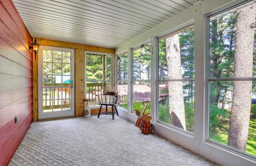 Waterfront Berry Lake Getaway with Sunroom! - Foto 10