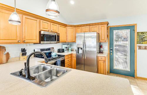 Dock and Gazebo! Lakefront Duplex Near South Haven - Foto 12