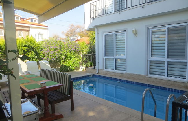 Villasevval-sleeps8-pool-bbq-ac-neartown - Photo 18