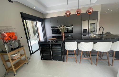 ULTIMATE LUXURY DREAM VILLA with 7 BEDROOMS, GYM, SPA and INFINITY POOL - Photo 20