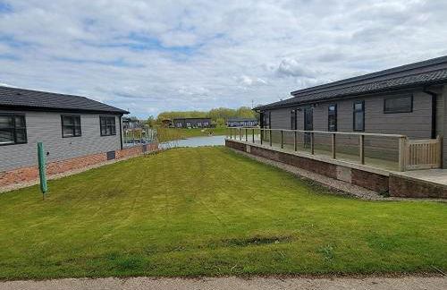 Luxury 2-Bed Lodge in Routh Sleeps 4 with Hot Tub - Foto 37