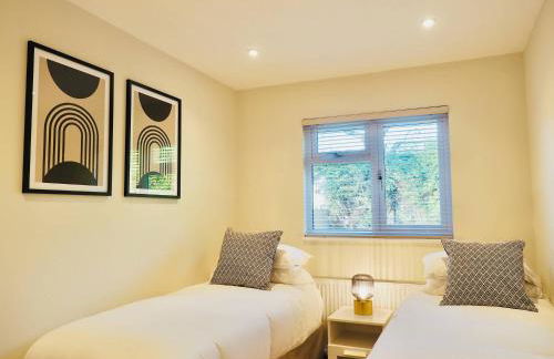 Spacious 3 bedroom Home w Parking in Farnborough - Foto 4