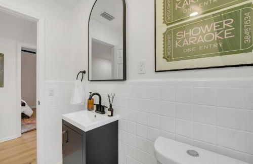 Spacious 4BD - Central Stay with Backyard & Games - Foto 30