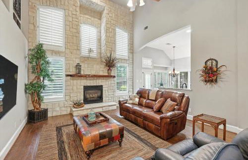 Lewisville Luxe Pool Getaway - Patio BBQ TV Room - Foto 6
