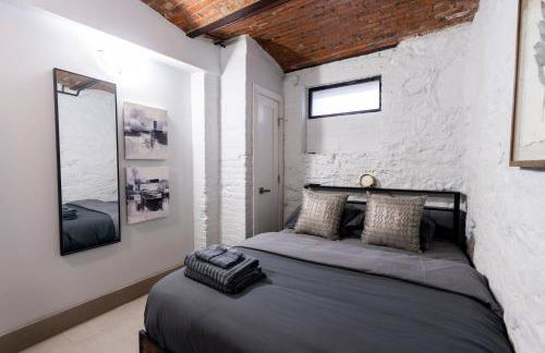 Elegant Central Park Suite - 4 Bedroom Self Check-In - Photo 3