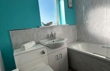 Sunny 2-Bedroom Coastal Stay with Free Parking - Foto 16