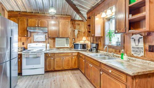 Clarkesville Rustic Hideaway on 38-Acre Farm! - Foto 4