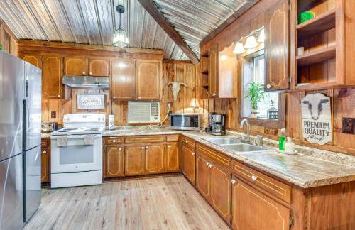 Clarkesville Rustic Hideaway on 38-Acre Farm! - Foto 4