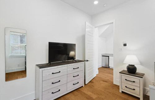 3-BD Luxury Living w Rooftop Garden Views - Photo 24