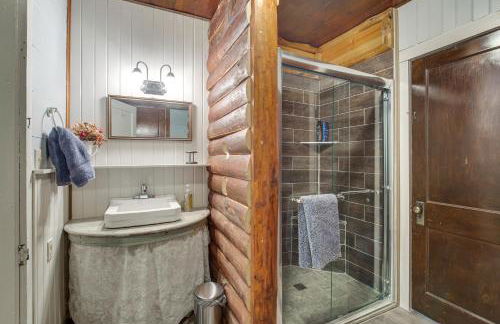 Hot Tub and Creek Views Secluded Perryville Cabin - Foto 15