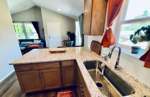 Colorful Comfort 3 Bedroom Home with Fenced yard - Foto 19