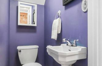 Sojourn Lovely Hill Family Home with Backyard near DC Icons - Foto 12