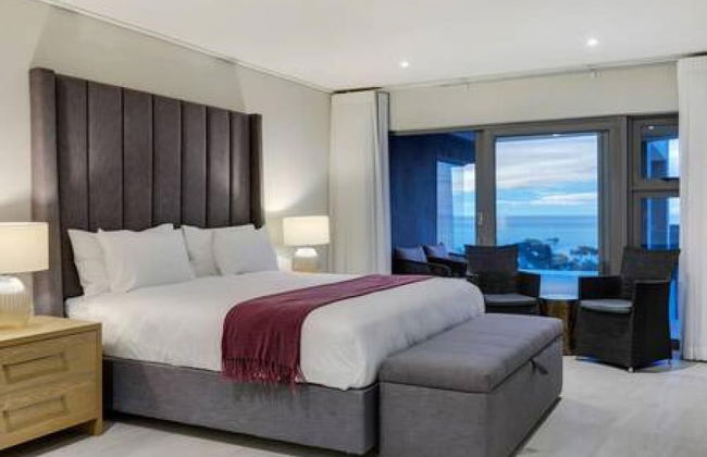 Large 9 Bedroom Villa in Camps Bay w Pool Apostles Views - Photo 26