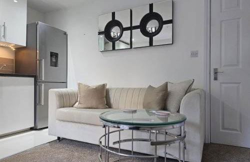 StayZen Apartments - Private Garden & Free Parking Ground Floor Central Woking - Business & Leisure - Photo 4