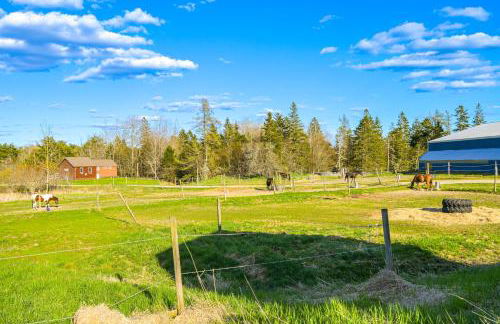 Cherryfield Home with Decks On Historic Horse Farm - Foto 27