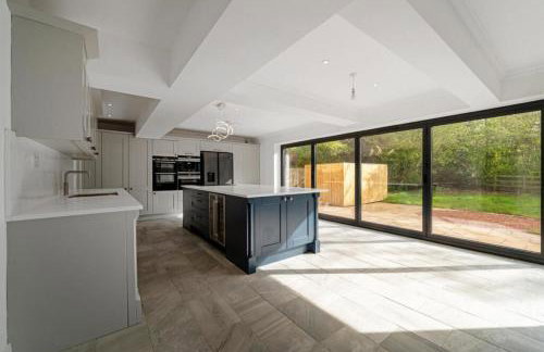 Luxurious Relaxing 6 Bed House for great comfort - Photo 25