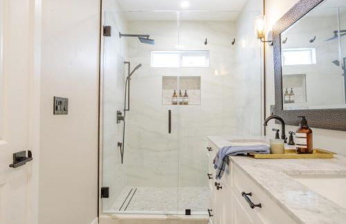 New 5 bed w/hot tub close to Universal sleeps 12 - Foto 28