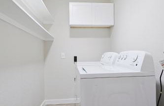 Luxury 4BR Retreat 10 Mins to Downtown & Lake - Photo 31