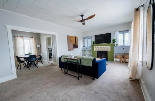 Work Desk- FirePit-Pool-Steps to UofA - Foto 20