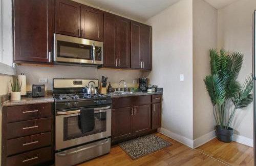 Perfect 3BR Apt in Chicago with WiFi & Laundry - Touhy 3N - Foto 7
