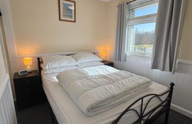 116, Two bed Chalet on California Sands Holiday Park - Sleeps 5, pet friendly, includes FREE pool passes, Free Entry to Clubhouse - plus Electric, WiFi, bed linen and towels all included - only 300m from the beach! - Photo 10