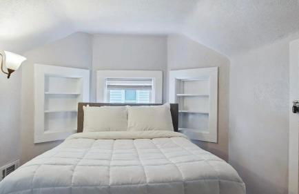 Blue & Gold Retreat sleeps 14 Minutes from ND - Photo 38