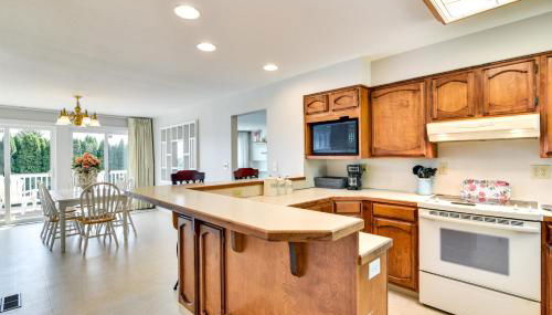 Serene Forest Grove Home with Deck and Stunning Views! - Foto 4