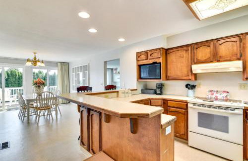 Serene Forest Grove Home with Deck and Stunning Views! - Foto 4