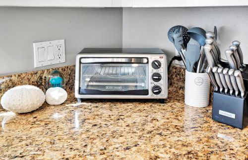 Beach Escape with Patio! 2 Min Walk to Sand & Surf - Foto 19