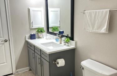 Comfortable 2BR Getaway Close to The Woodlands - Foto 23