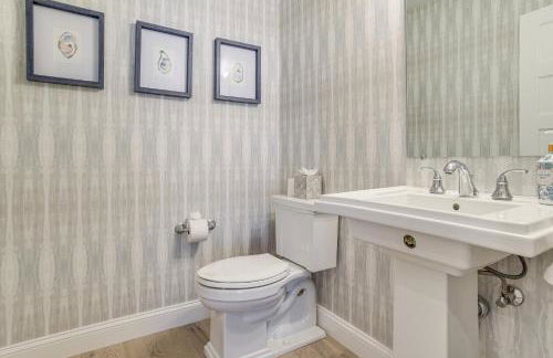 2 Mi to Public Beach! Cape Cod Gem with Fire Pit - Foto 10