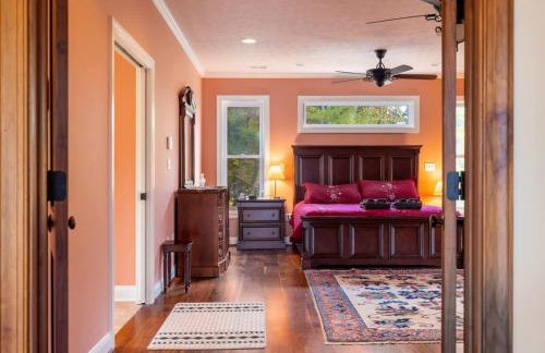 Riverbend Lodge Spacious Riverfront Home with Hot Tub Pool & Mountain view - Foto 36